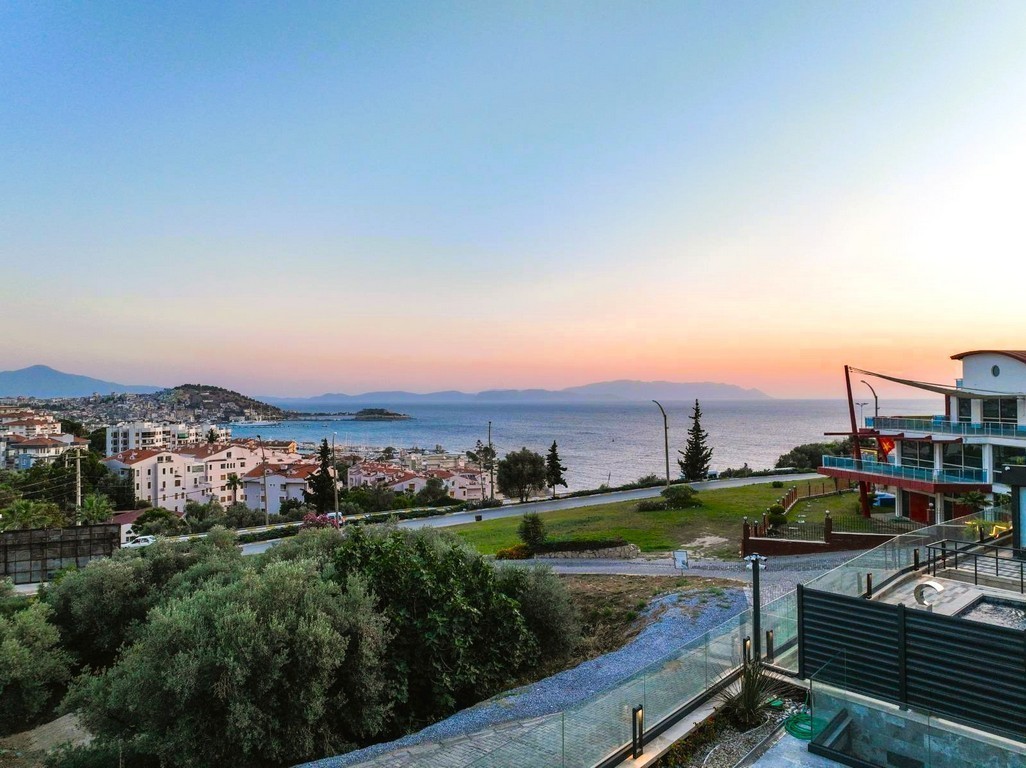 AN ARCHITECTURAL MASTERPIECE WITH BREATHTAKING MARINA VIEWS