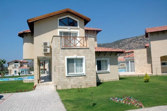 4 bedroomed luxury detached villa with 1300 sqm pool