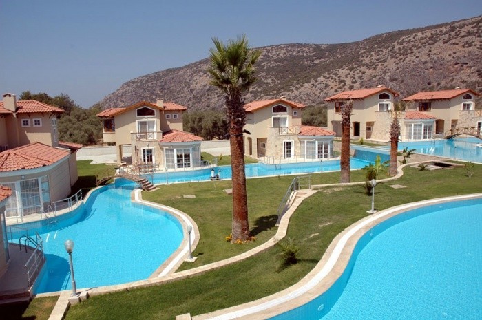 4 bedroomed luxury detached villa with 1300 sqm pool