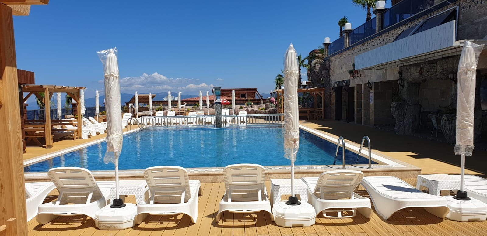 3 BEDROOMED LUXURY RESIDENCE FOR SALE IN LADIES BEACH