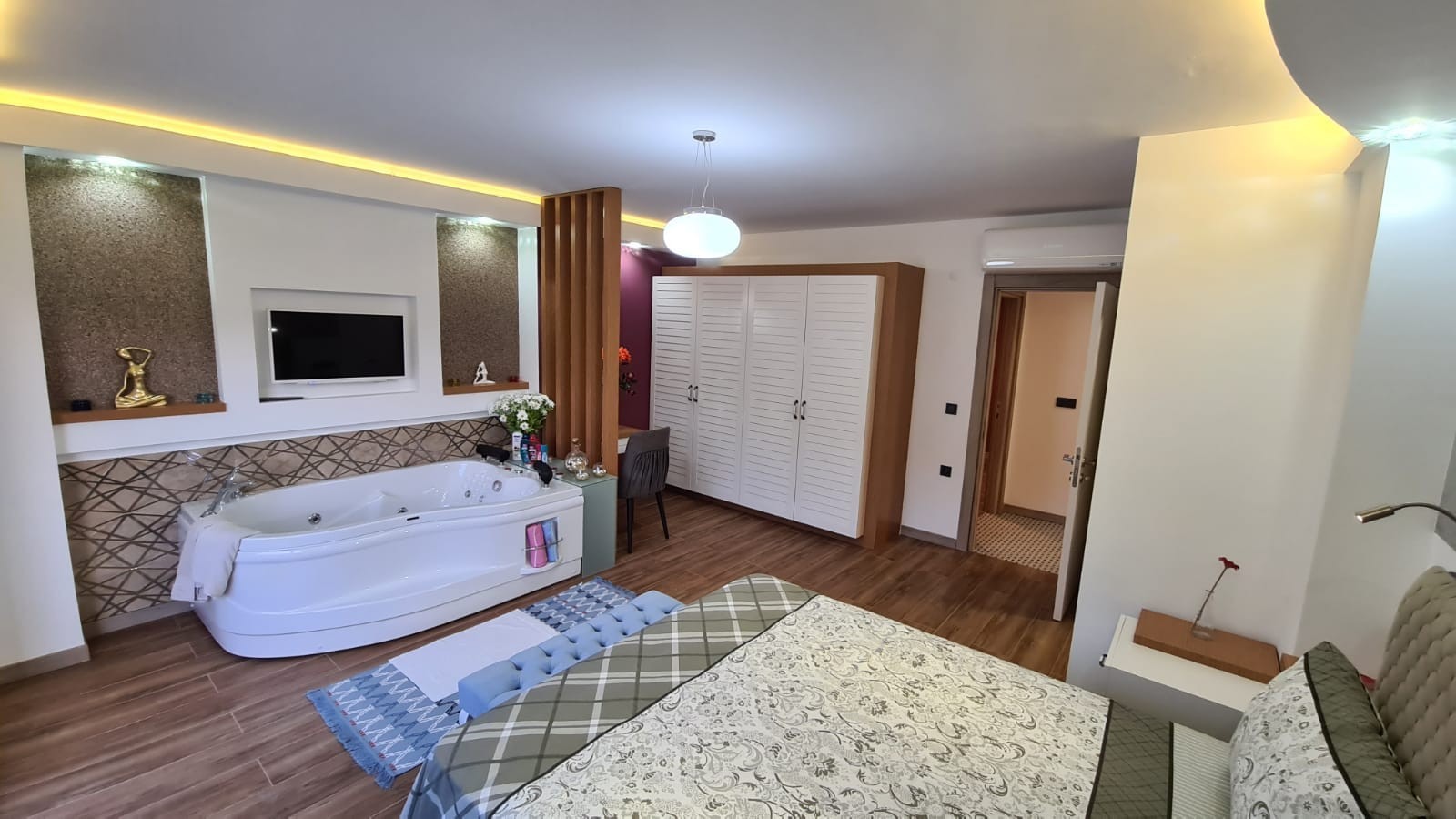 DETACHED NATURE VILLA'S 4 BEDROOM , CLOSE TO THE BEACH