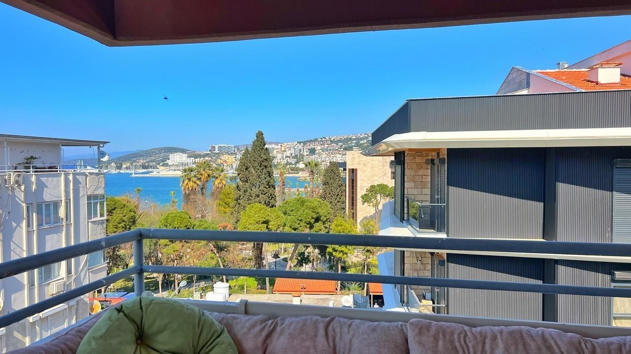 "Duplex penthouse 3+1 au cœur de la ville, à quelques pas du bord de mer"