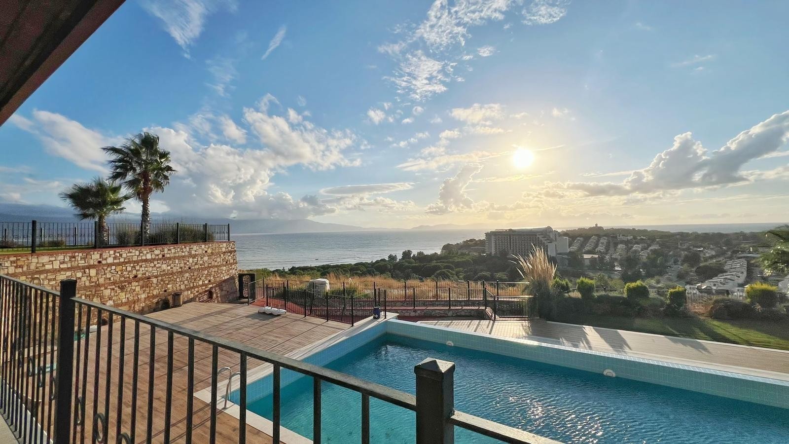 Appartement spacieux avec vue panoramique sur la piscine et la mer à Kuşadası Değirmendere