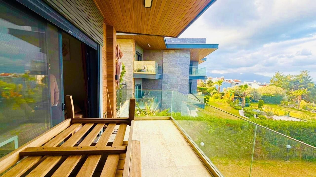 Appartement de luxe 3+1 avec vue mer complète, à distance de marche de Ladies Beach, dans une résidence prestigieuse