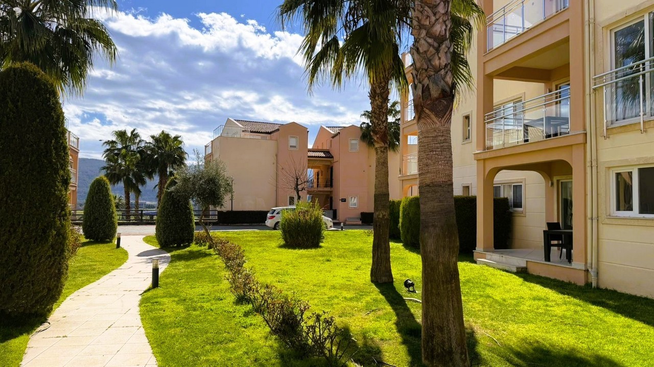 Меблированный пентхаус с 2 спальнями в гольф- и спа-курорте в Кушадасы