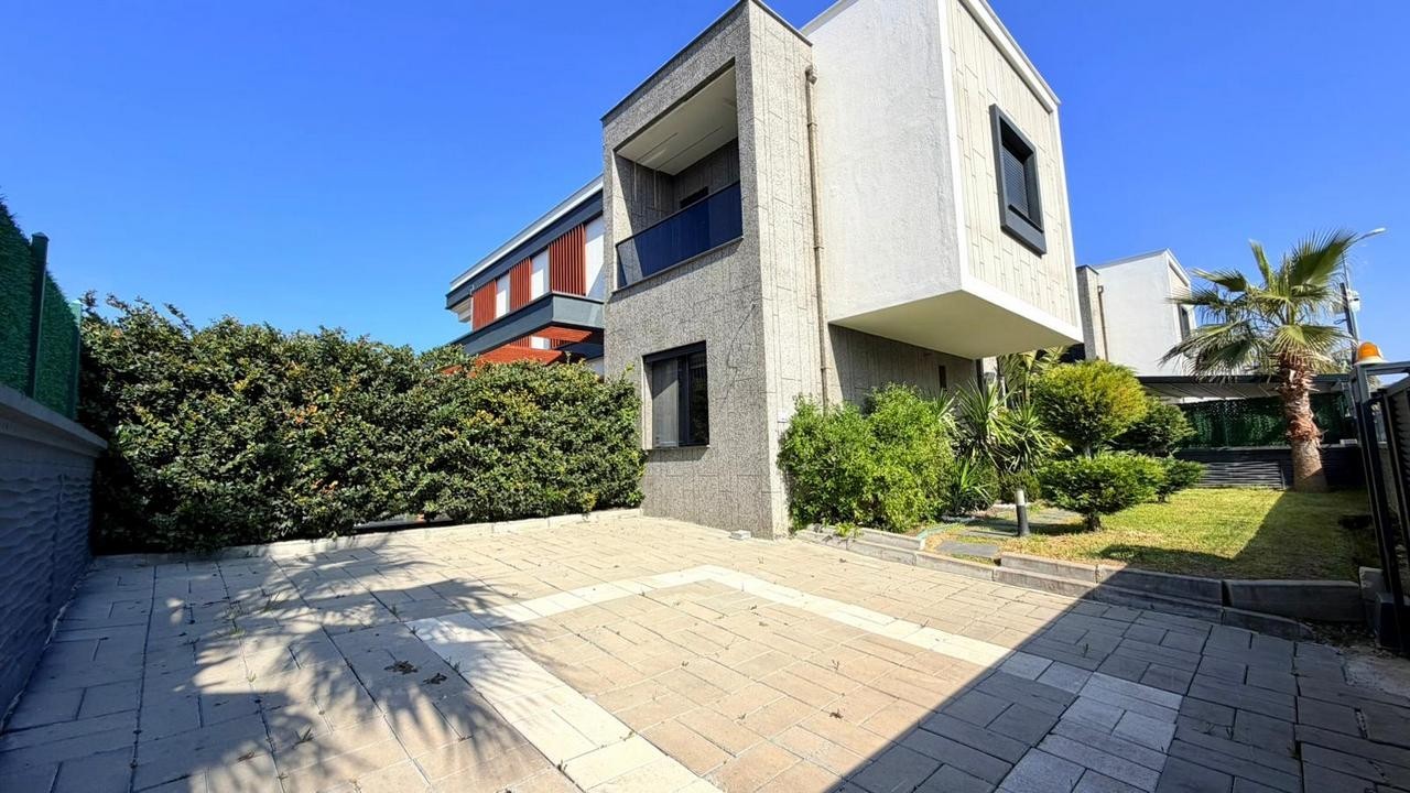 Современная вилла с частным бассейном на продажу в Кушадасы, Лонг-Бич