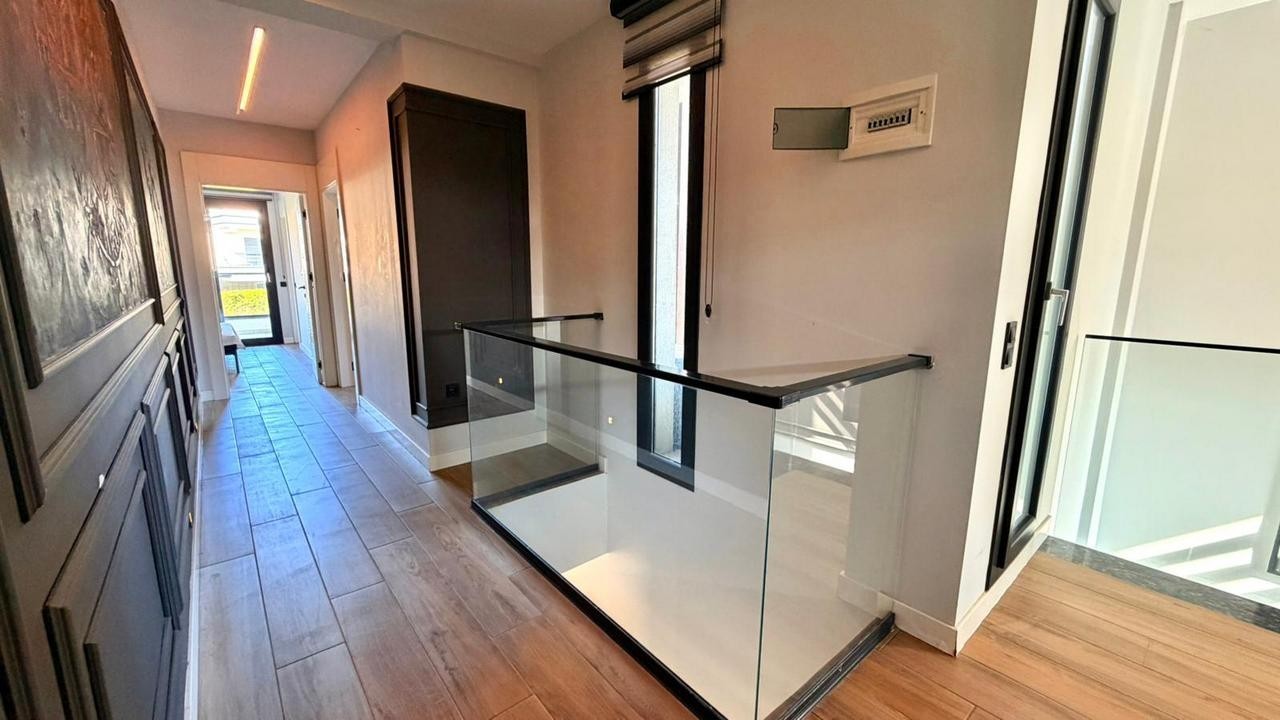 Современная вилла с частным бассейном на продажу в Кушадасы, Лонг-Бич