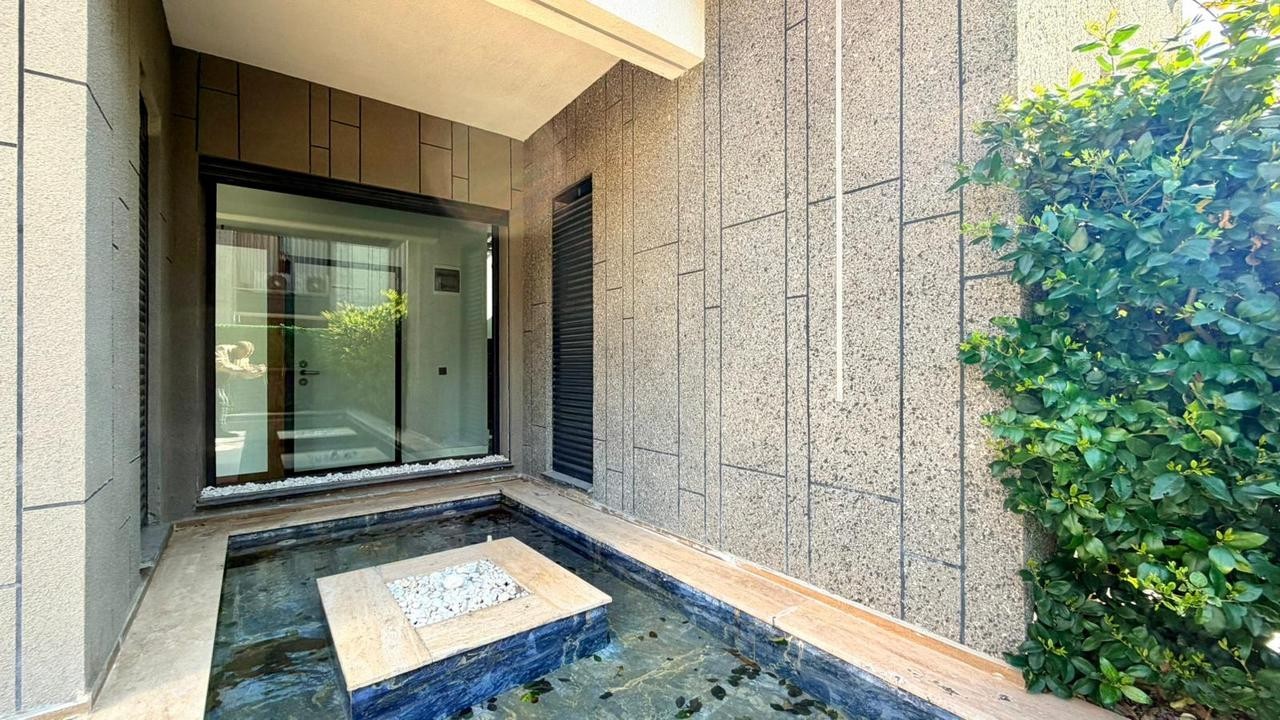 Современная вилла с частным бассейном на продажу в Кушадасы, Лонг-Бич