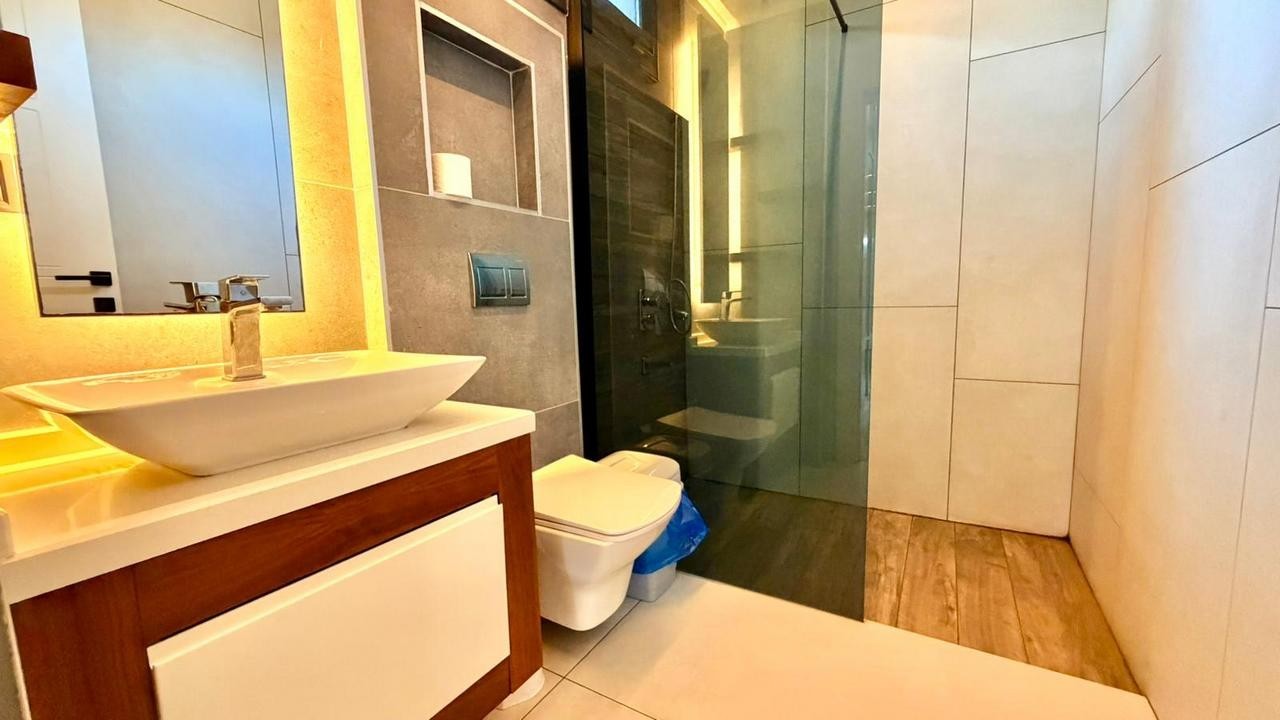 Современная вилла с частным бассейном на продажу в Кушадасы, Лонг-Бич