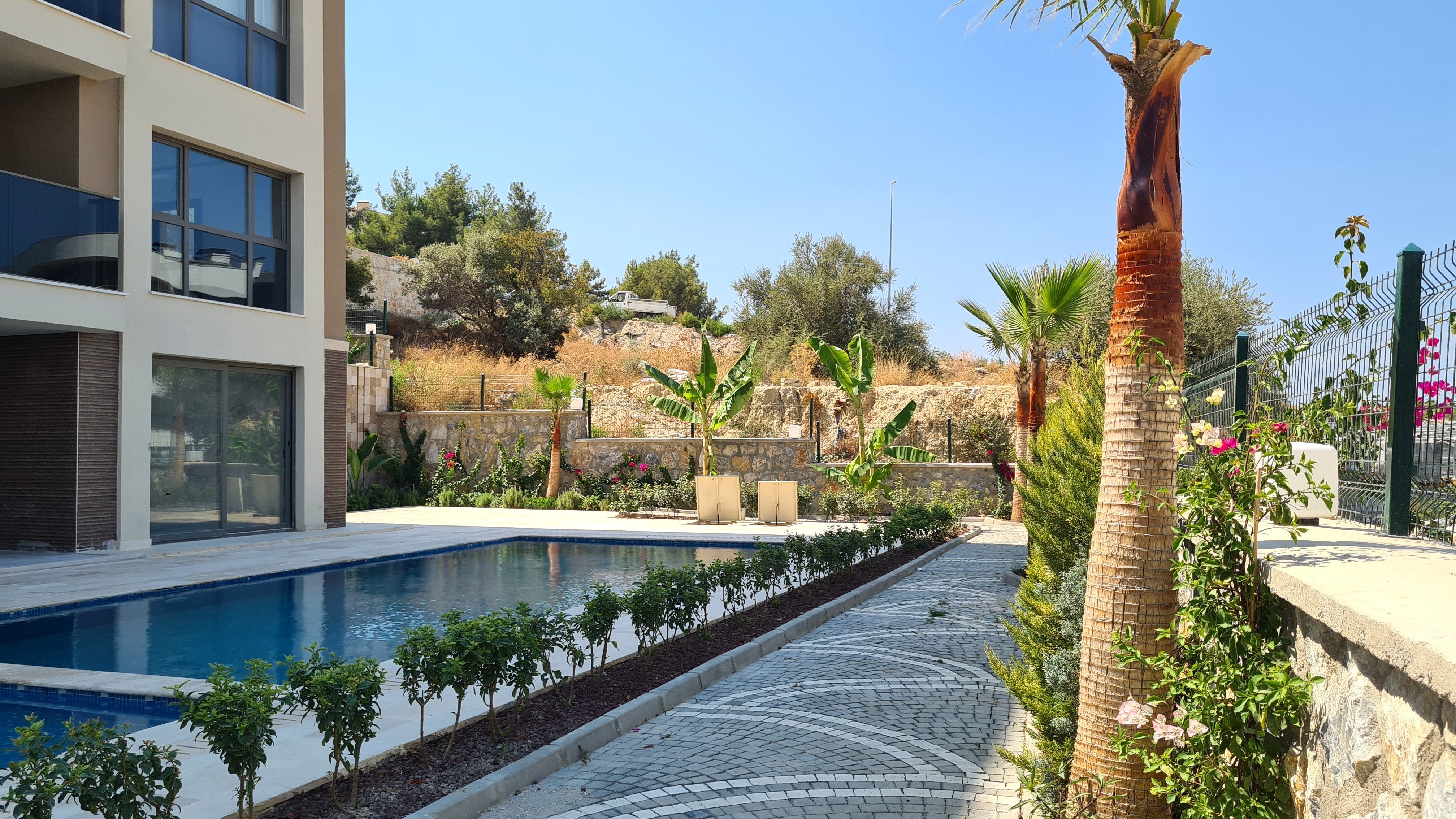 Appartement moderne entièrement meublé à vendre dans le quartier de Değirmendere, Kuşadası