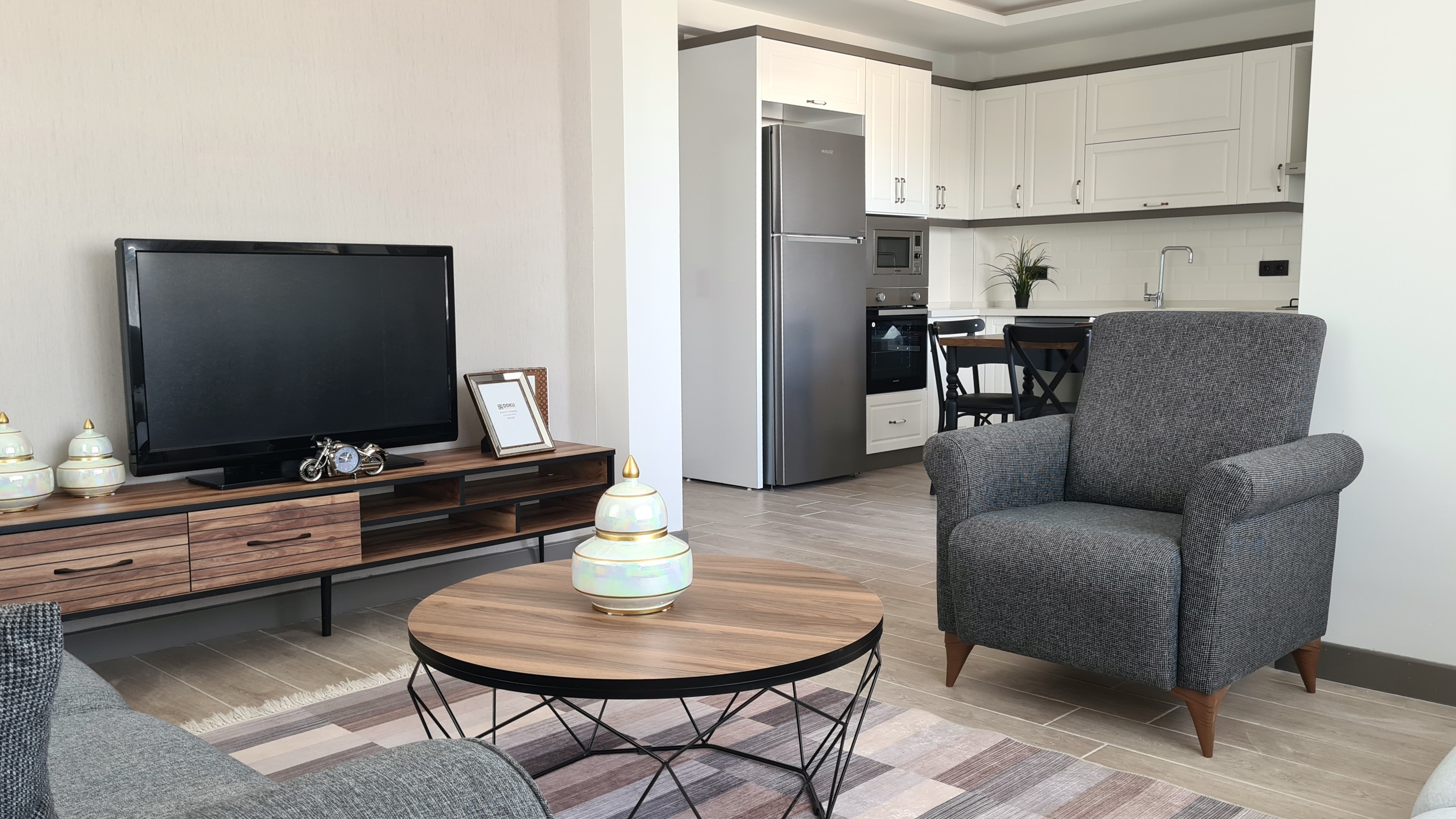 Appartement moderne entièrement meublé à vendre dans le quartier de Değirmendere, Kuşadası