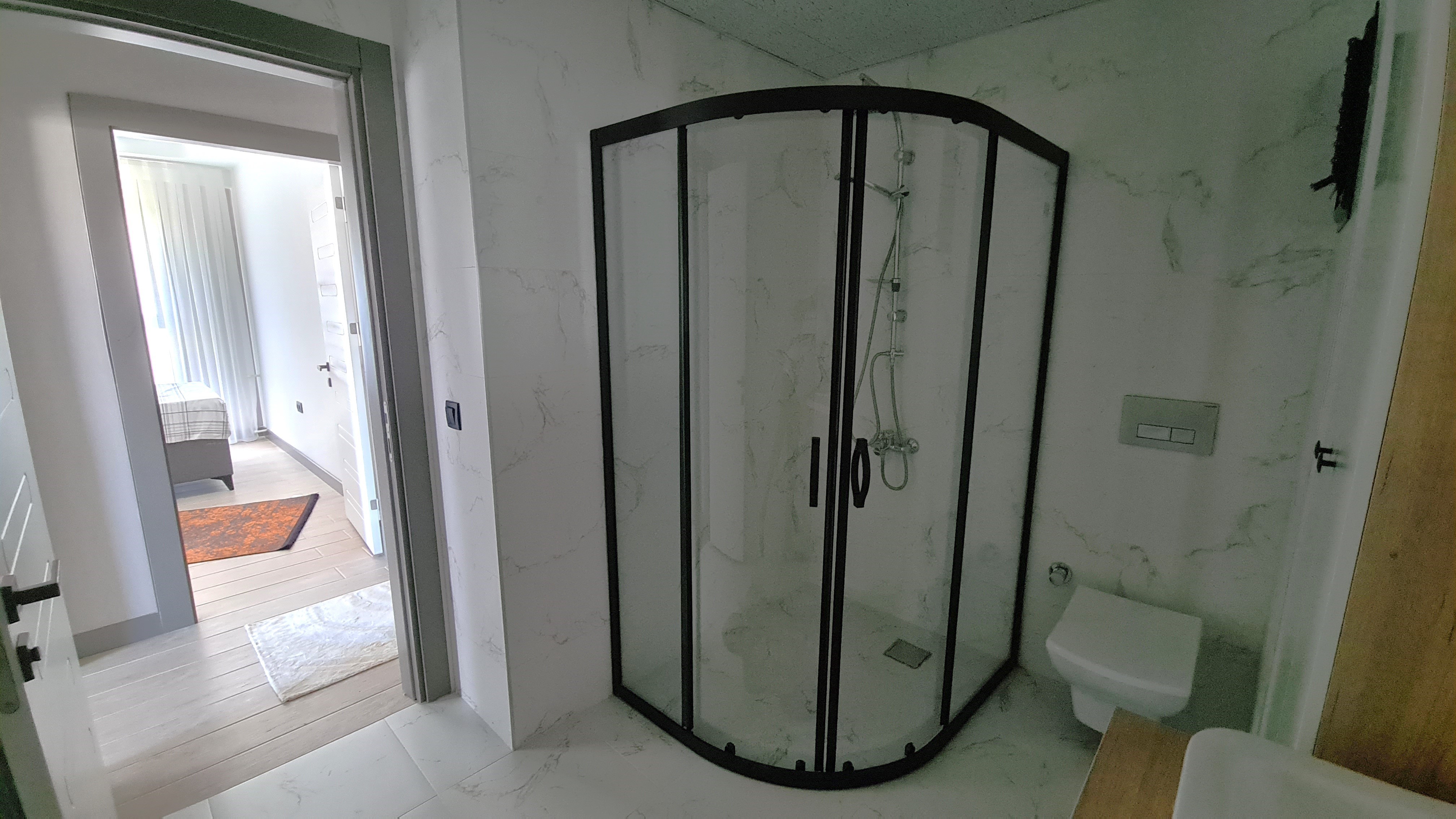 Appartement moderne entièrement meublé à vendre dans le quartier de Değirmendere, Kuşadası