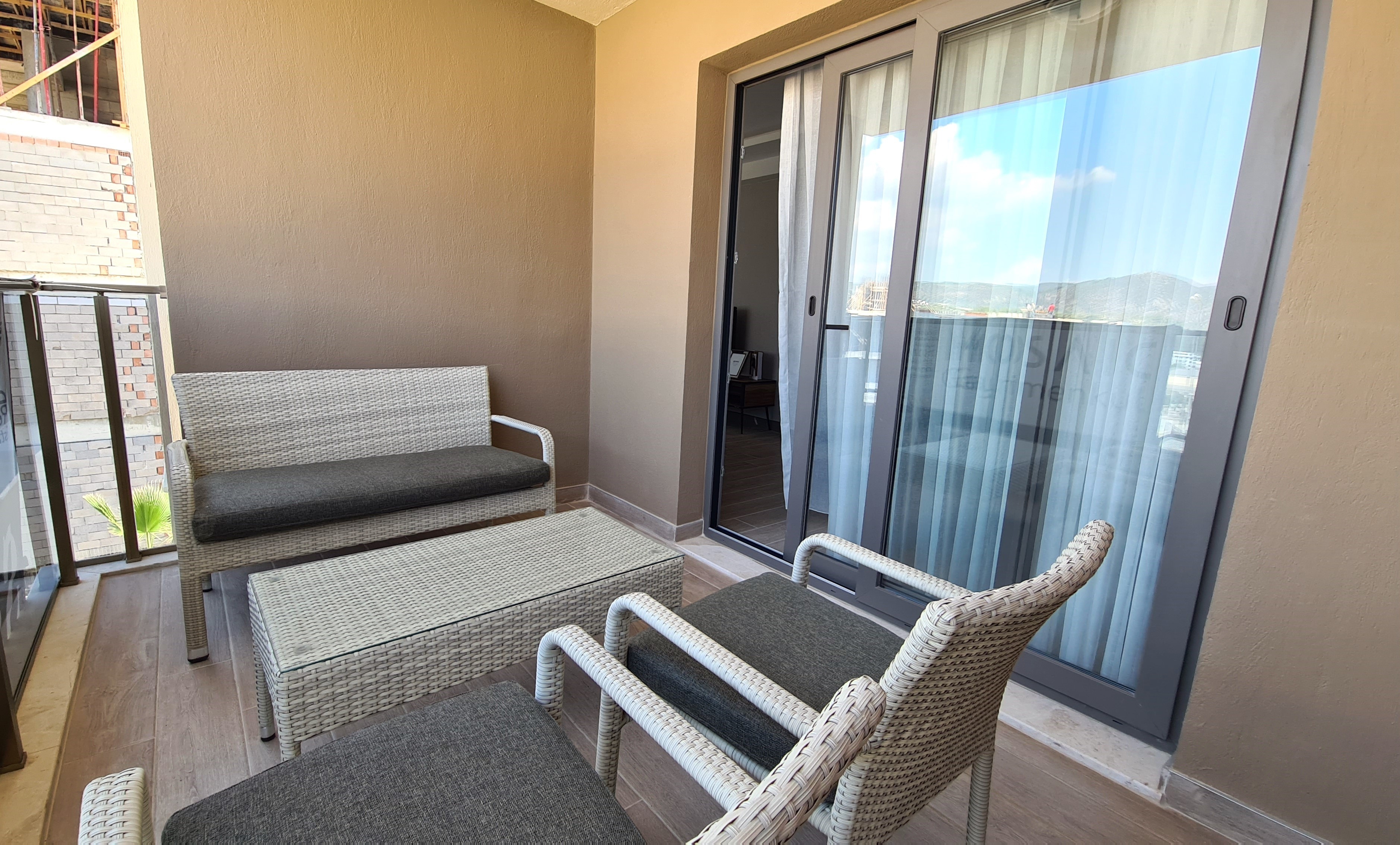 Appartement moderne entièrement meublé à vendre dans le quartier de Değirmendere, Kuşadası