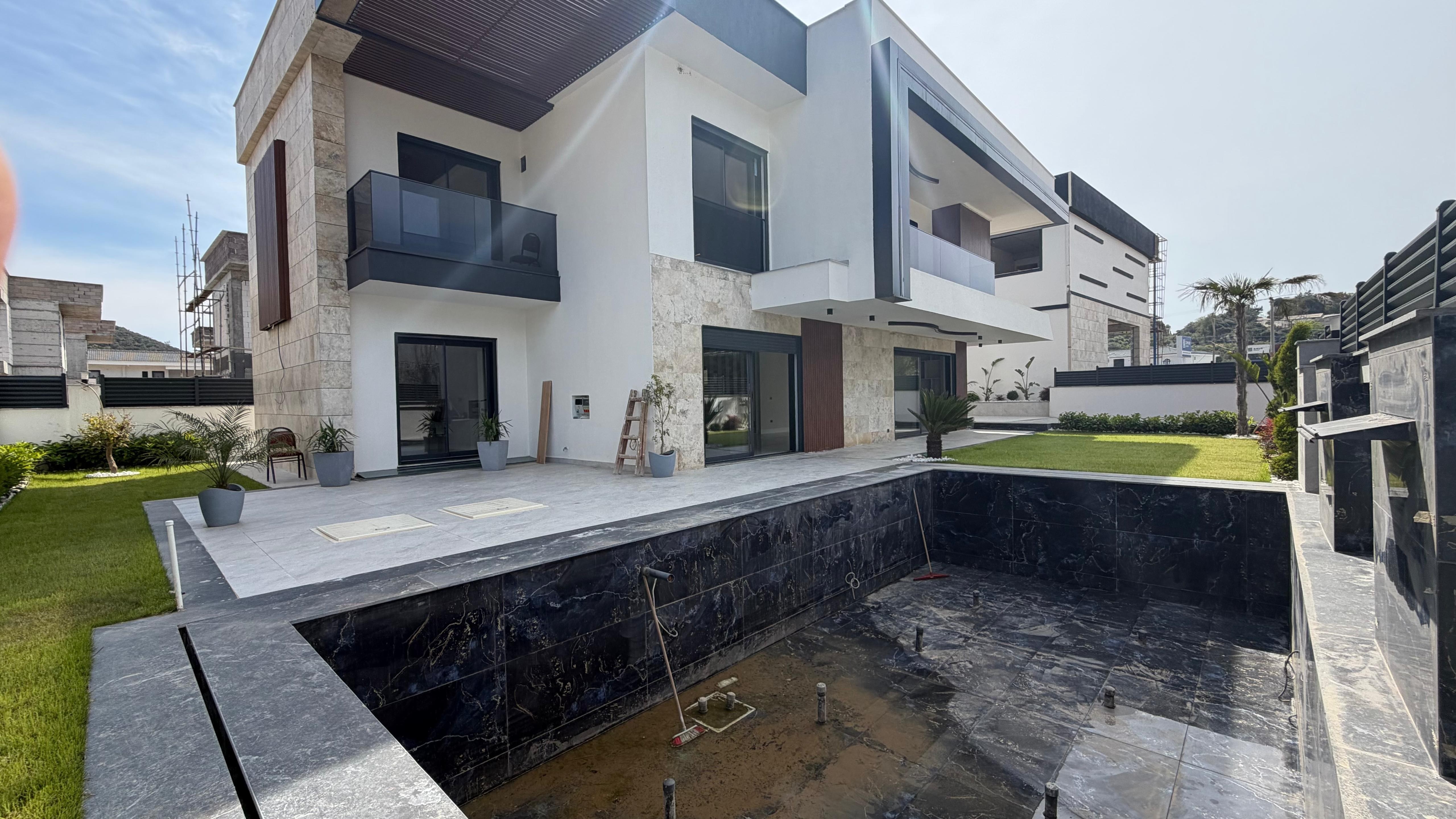 LUXURY MODERN VILLA FOR SALE WITHIN WALKING DISTANCE OF THE SEA IN EGE NEIGHBORHOOD, KUŞADASI