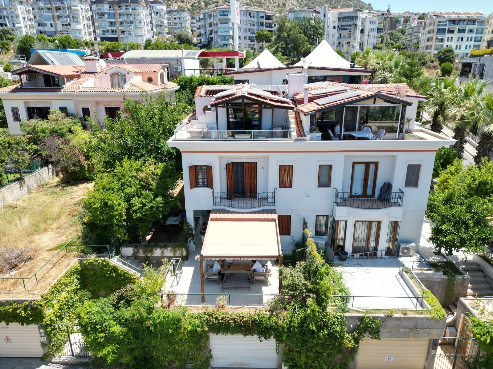 Fully Renovated Spacious Villa in Kuşadası Marina Area – Prime Location with Sea Views Suitable for Citizenship
