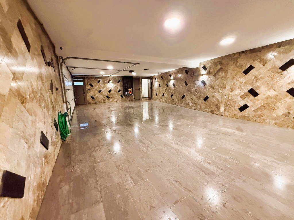 AN ARCHITECTURAL MASTERPIECE WITH BREATHTAKING MARINA VIEWS