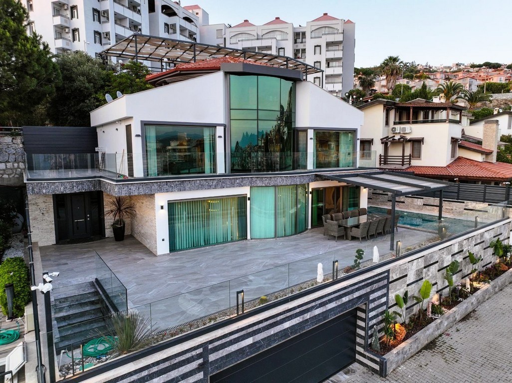 AN ARCHITECTURAL MASTERPIECE WITH BREATHTAKING MARINA VIEWS