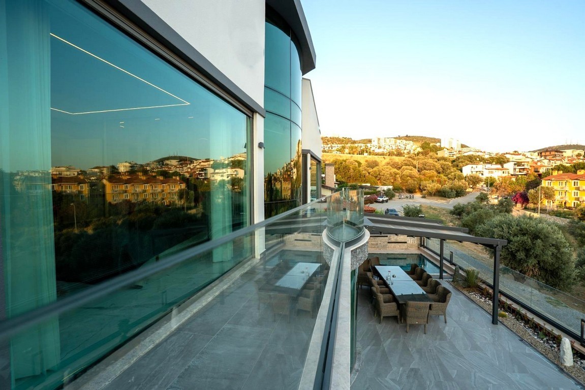 AN ARCHITECTURAL MASTERPIECE WITH BREATHTAKING MARINA VIEWS