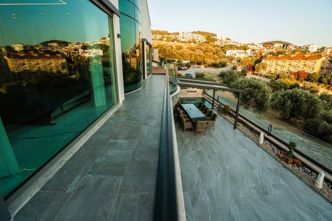 AN ARCHITECTURAL MASTERPIECE WITH BREATHTAKING MARINA VIEWS