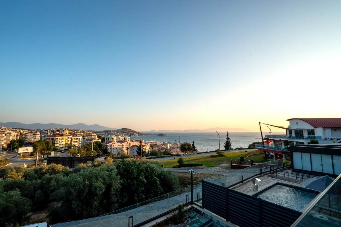 AN ARCHITECTURAL MASTERPIECE WITH BREATHTAKING MARINA VIEWS