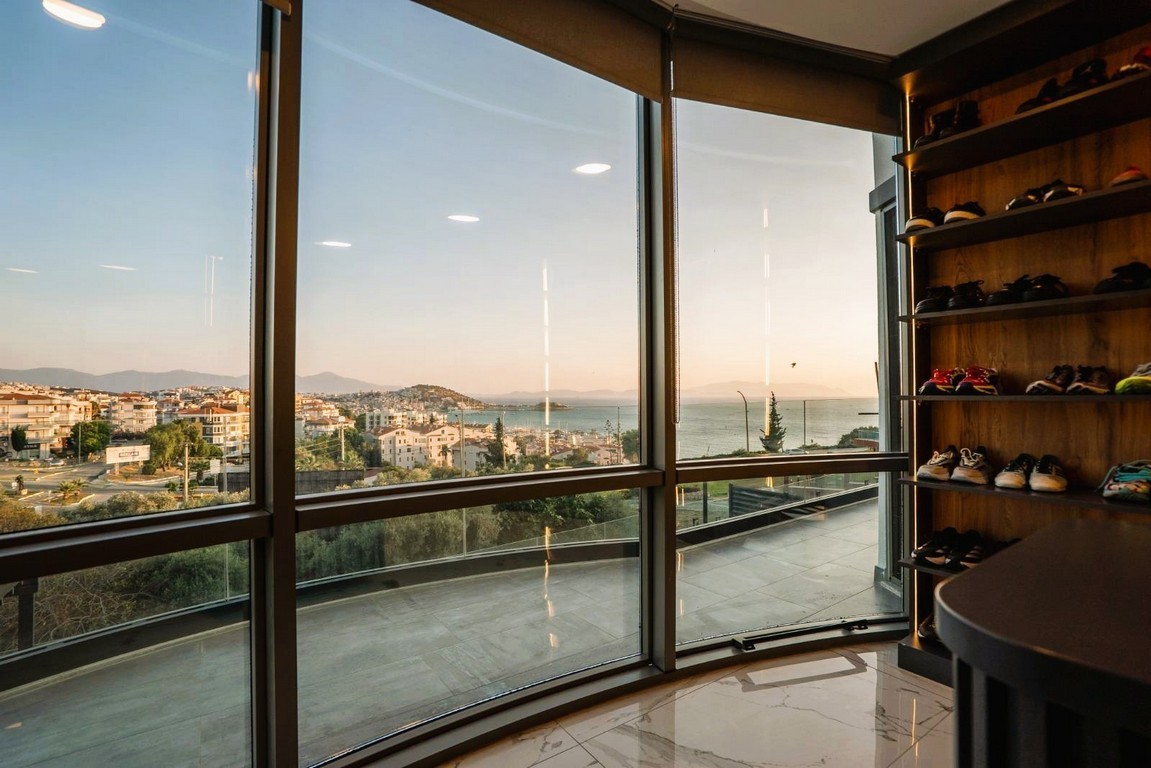 AN ARCHITECTURAL MASTERPIECE WITH BREATHTAKING MARINA VIEWS