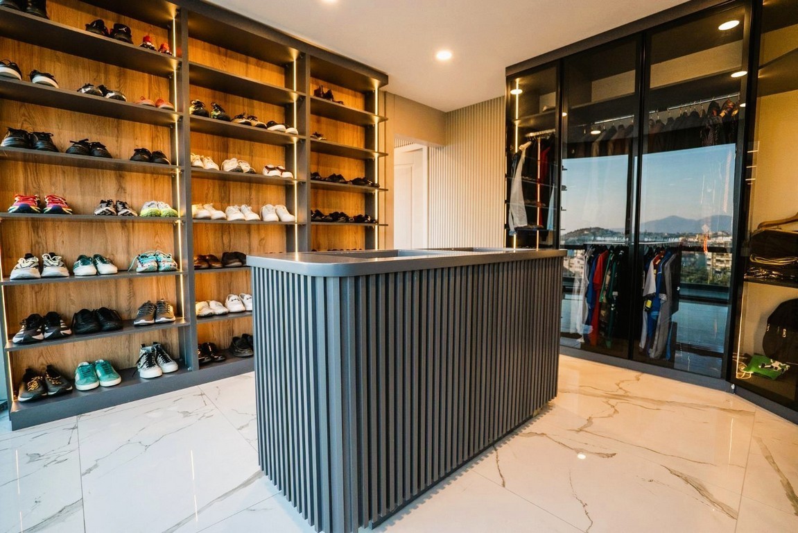 AN ARCHITECTURAL MASTERPIECE WITH BREATHTAKING MARINA VIEWS