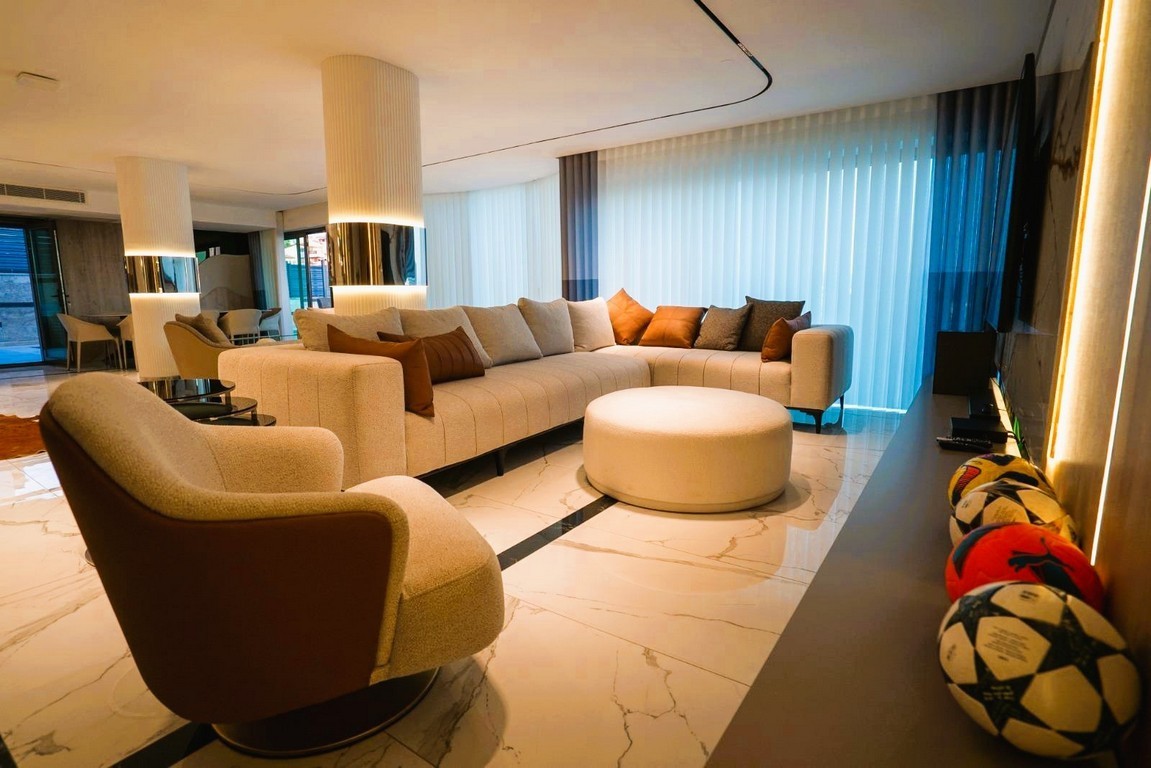 AN ARCHITECTURAL MASTERPIECE WITH BREATHTAKING MARINA VIEWS