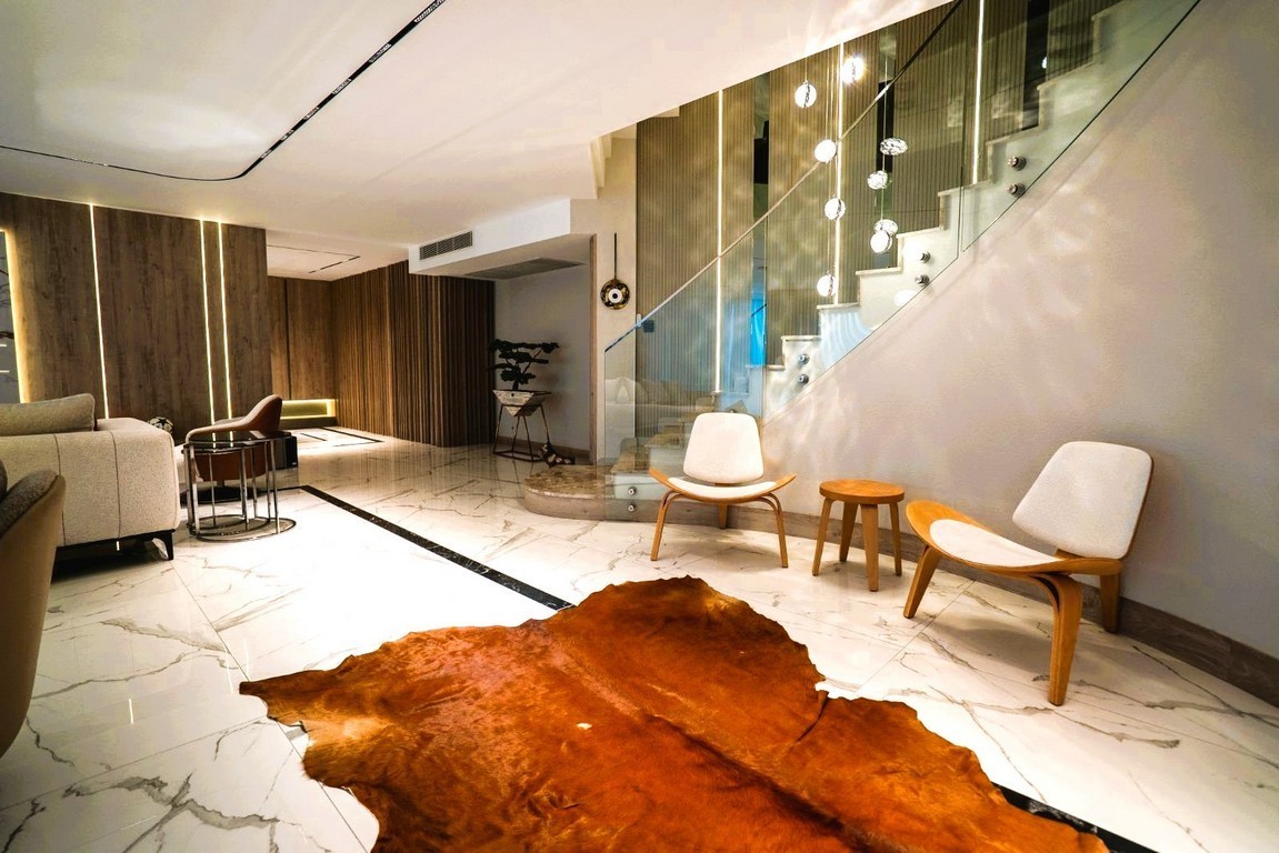 AN ARCHITECTURAL MASTERPIECE WITH BREATHTAKING MARINA VIEWS