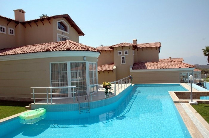 4 bedroomed luxury detached villa with 1300 sqm pool