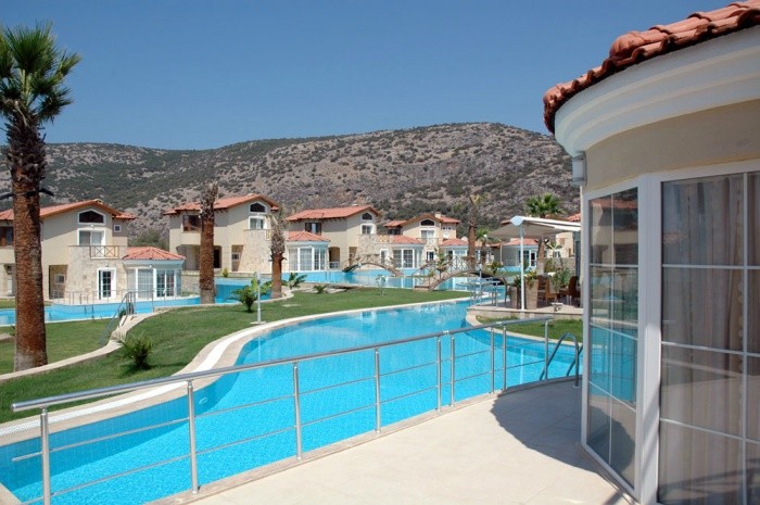 4 bedroomed luxury detached villa with 1300 sqm pool