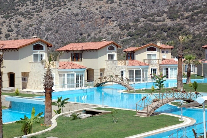 4 bedroomed luxury detached villa with 1300 sqm pool