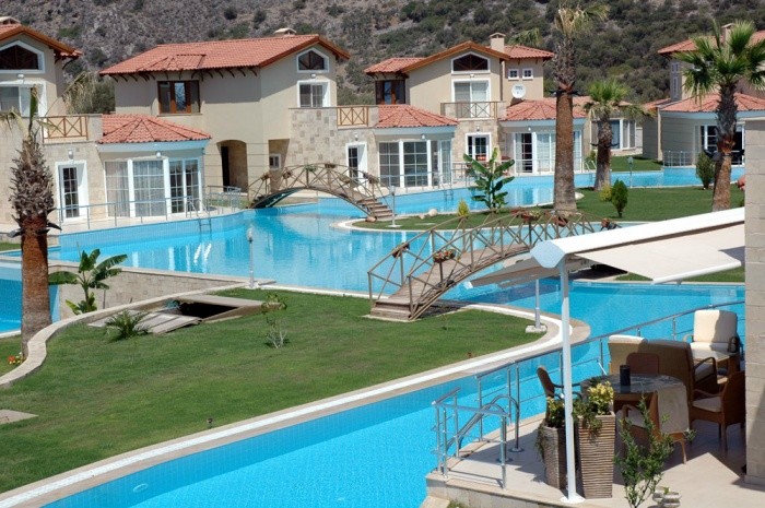 4 bedroomed luxury detached villa with 1300 sqm pool