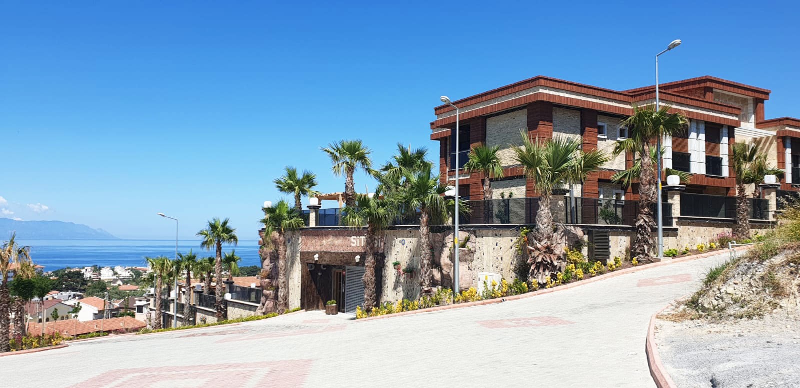 3 BEDROOMED LUXURY RESIDENCE FOR SALE IN LADIES BEACH