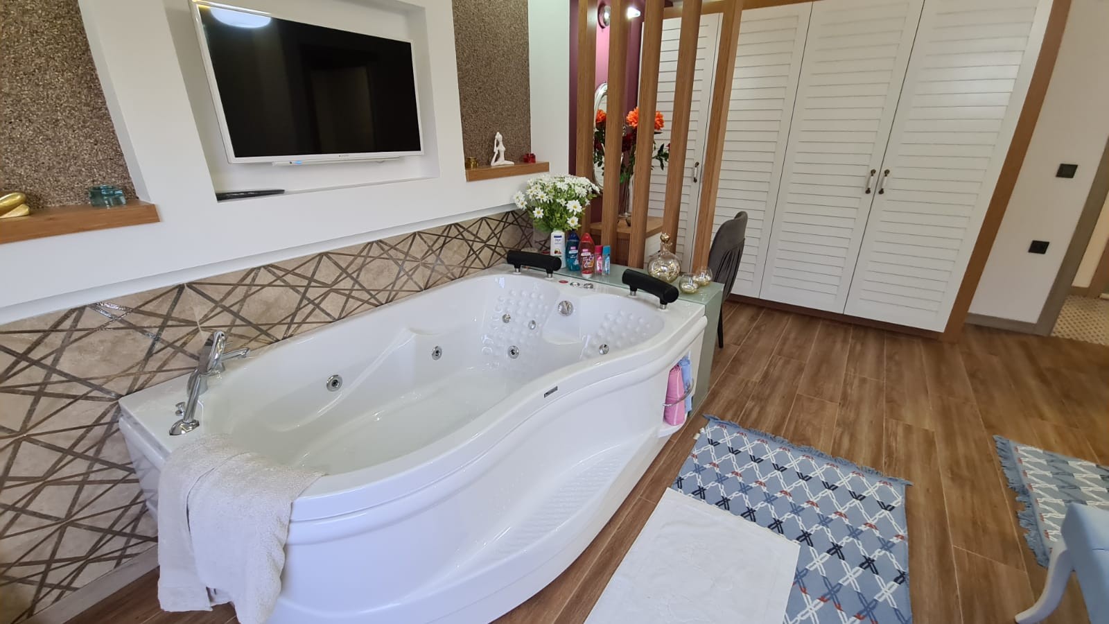 DETACHED NATURE VILLA'S 4 BEDROOM , CLOSE TO THE BEACH
