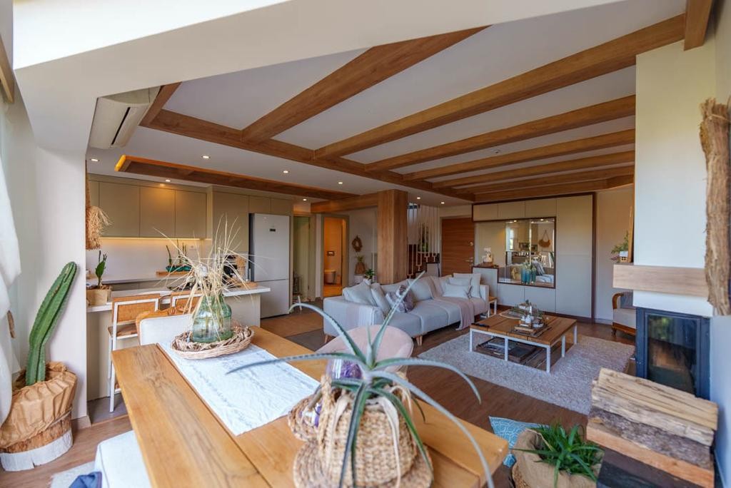 Penthouse-dupleks med havudsigt: Hvor skandinavisk og bohemisk stil forenes til et boligrum ud over bylivet