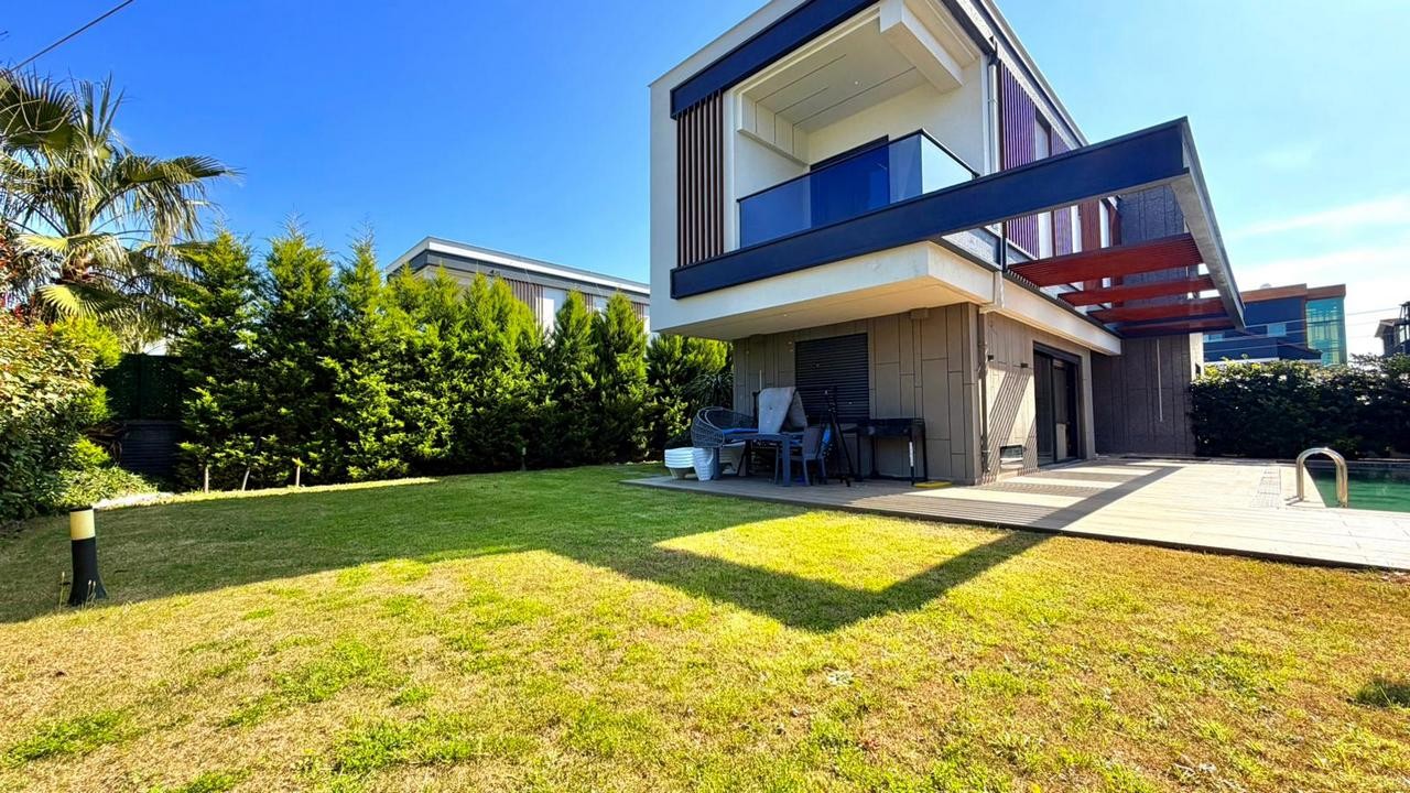Современная вилла с частным бассейном на продажу в Кушадасы, Лонг-Бич