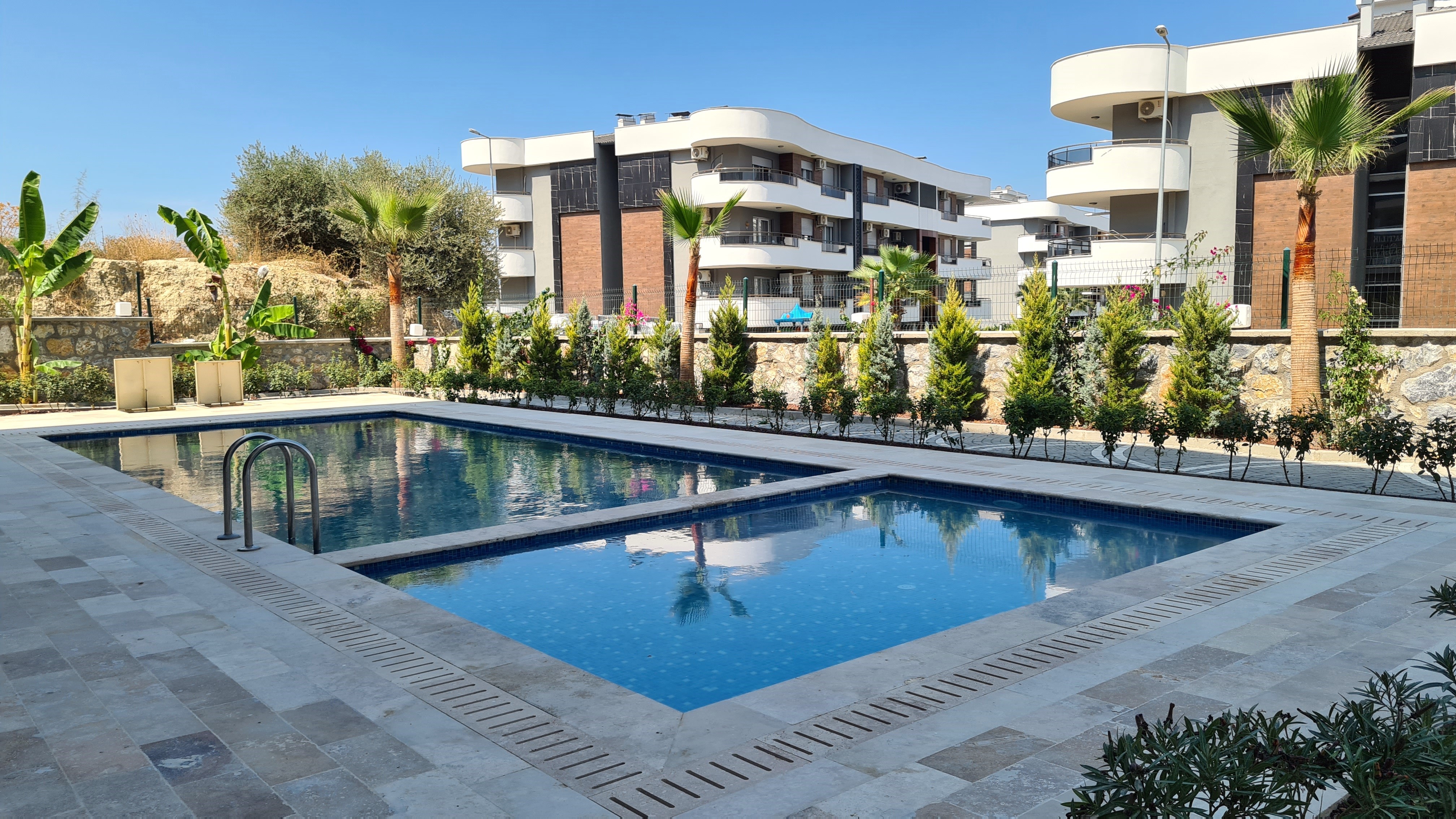 Appartement moderne entièrement meublé à vendre dans le quartier de Değirmendere, Kuşadası
