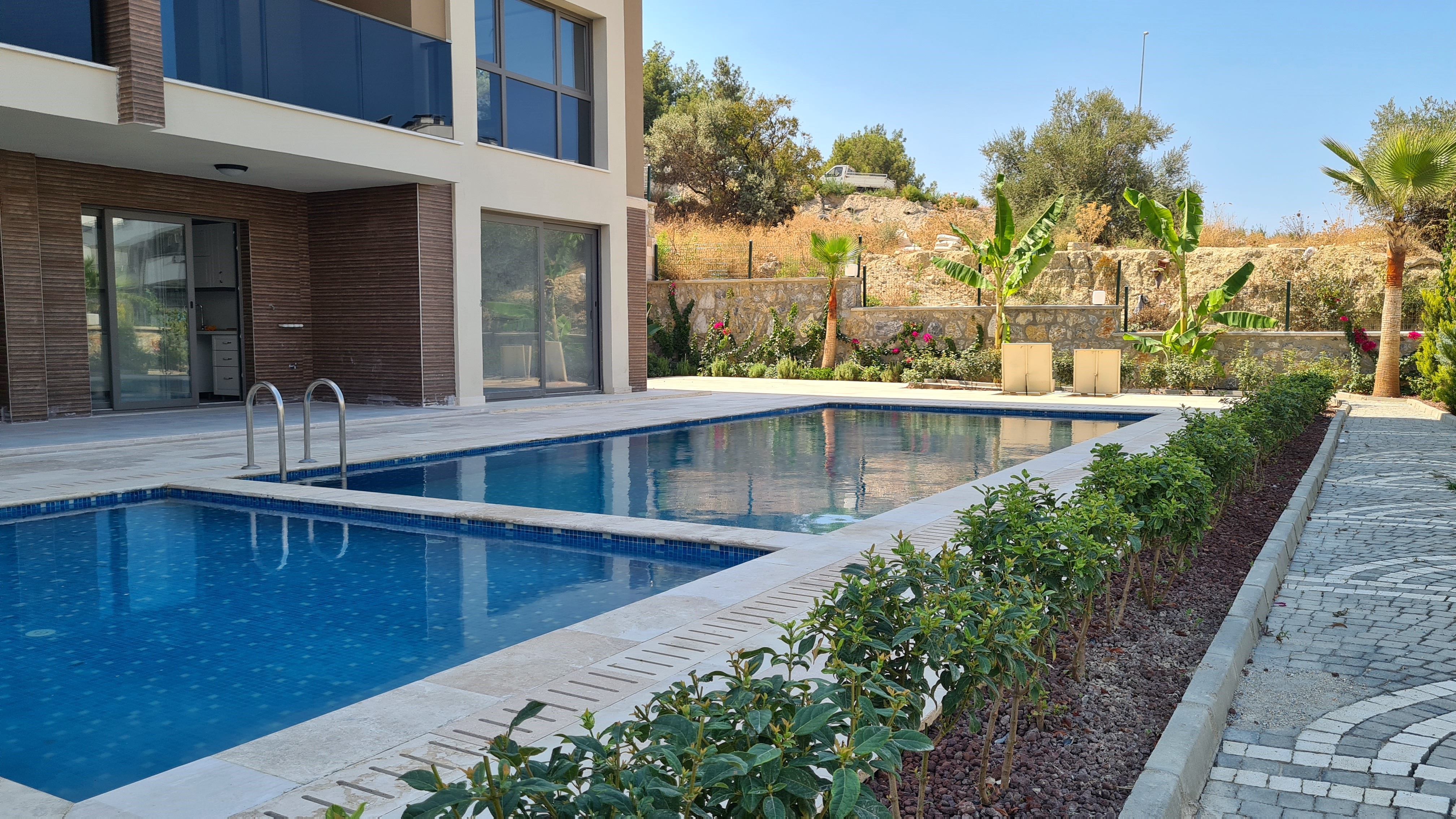 Appartement moderne entièrement meublé à vendre dans le quartier de Değirmendere, Kuşadası
