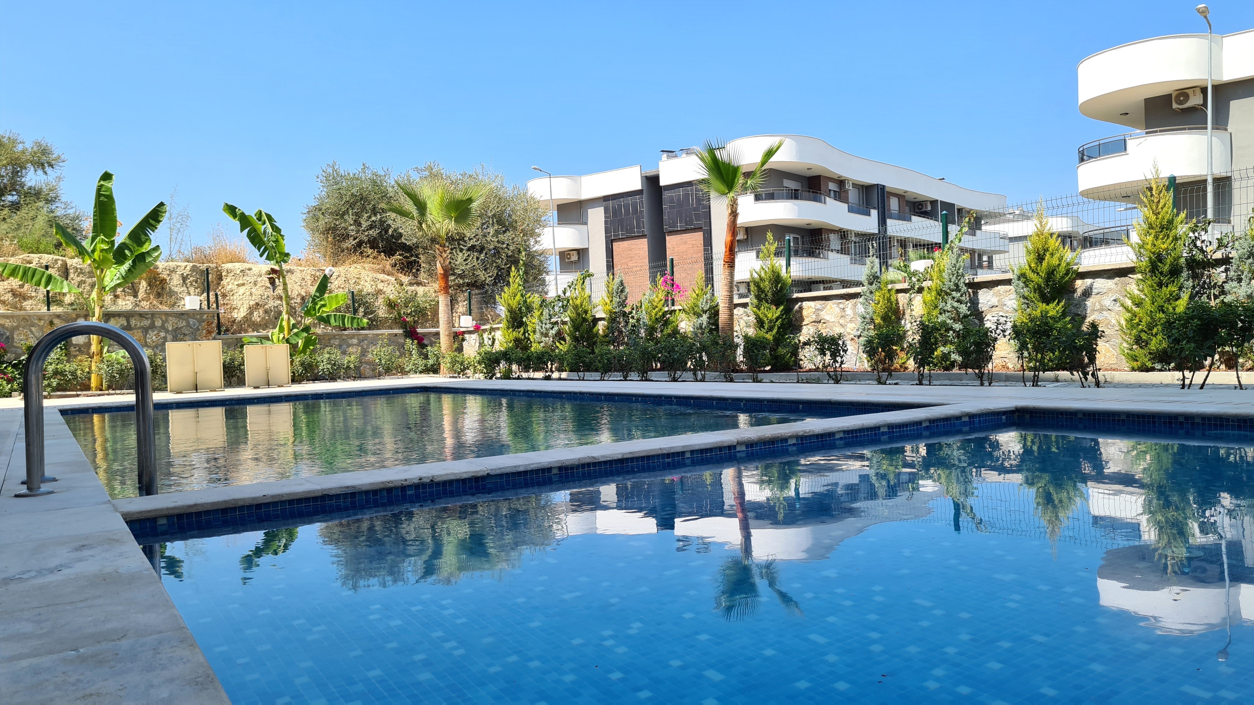 Appartement moderne entièrement meublé à vendre dans le quartier de Değirmendere, Kuşadası