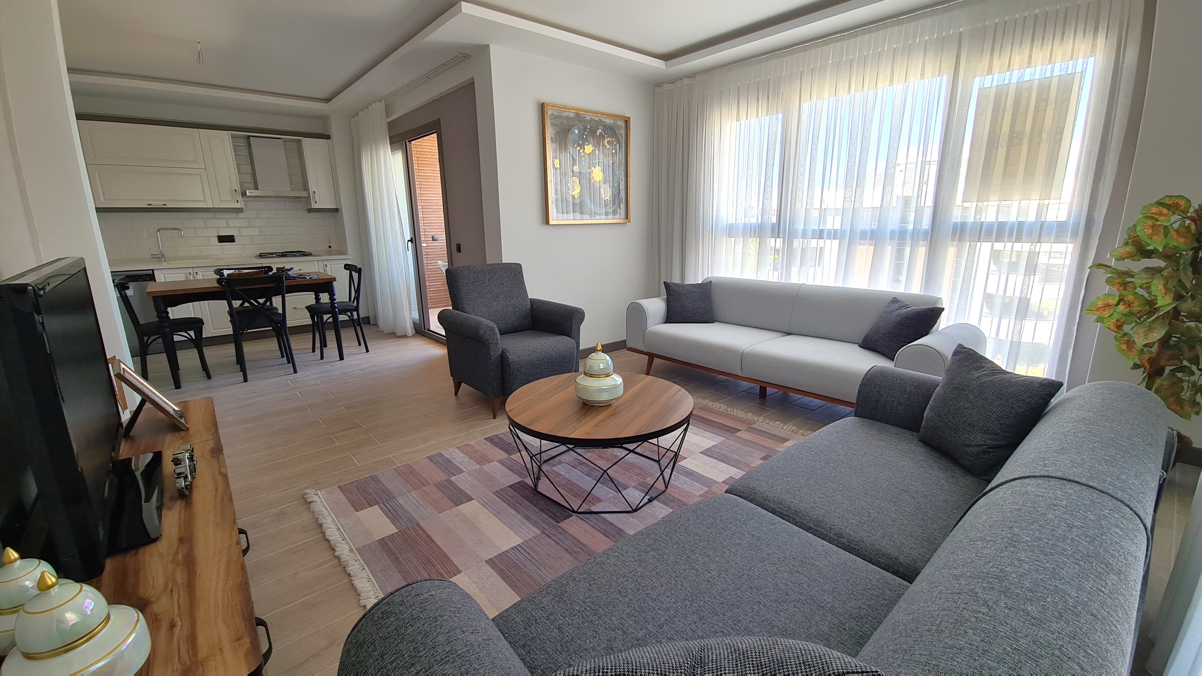 Appartement moderne entièrement meublé à vendre dans le quartier de Değirmendere, Kuşadası