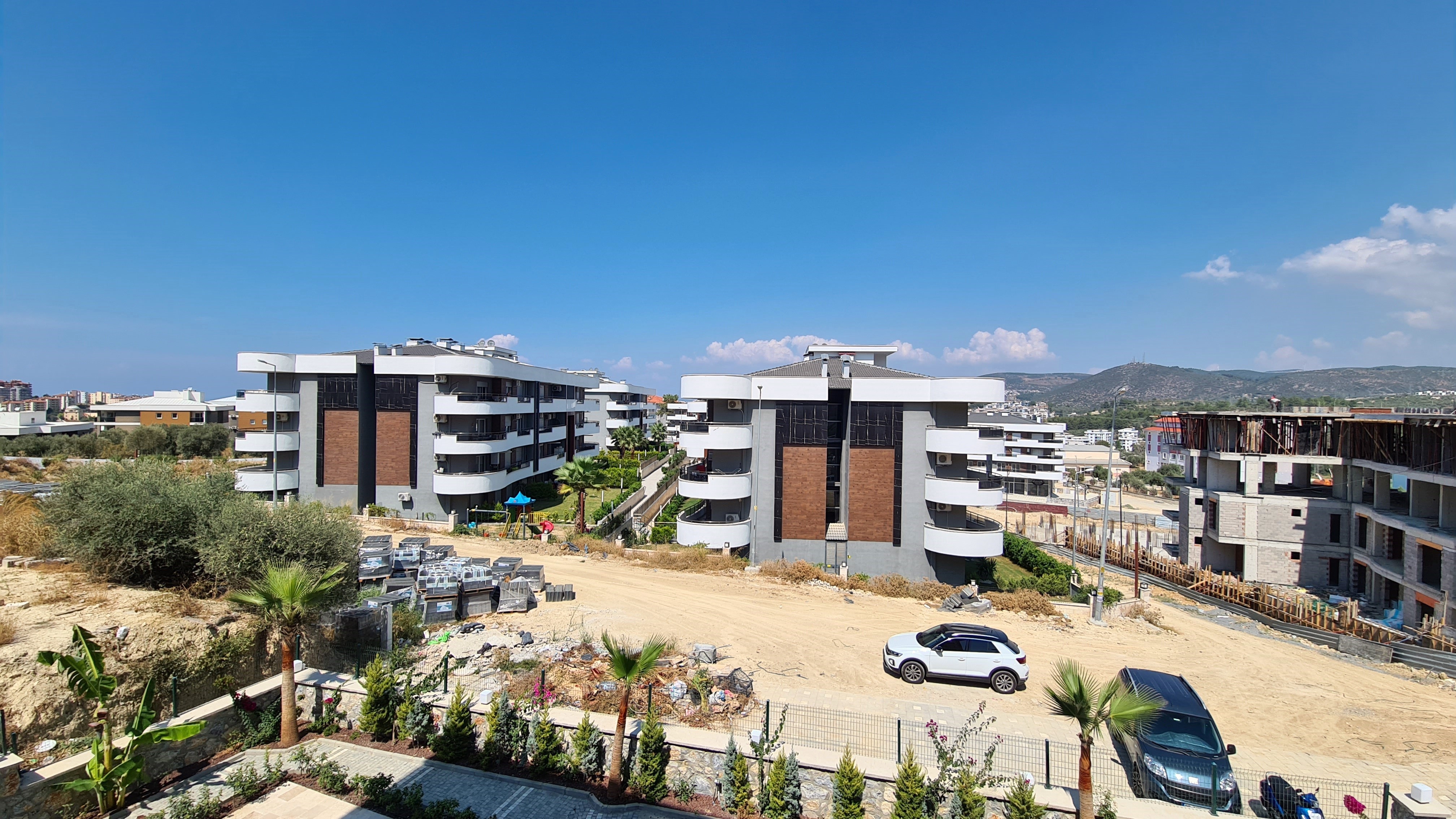 Appartement moderne entièrement meublé à vendre dans le quartier de Değirmendere, Kuşadası