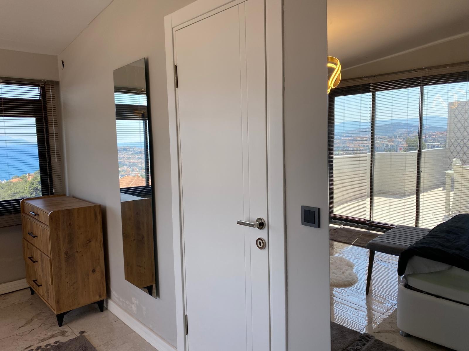 MODERN, FULLY FURNISHED 1-BEDROOM APARTMENT WITH PANORAMIC SEA VIEW IN KUŞADASI