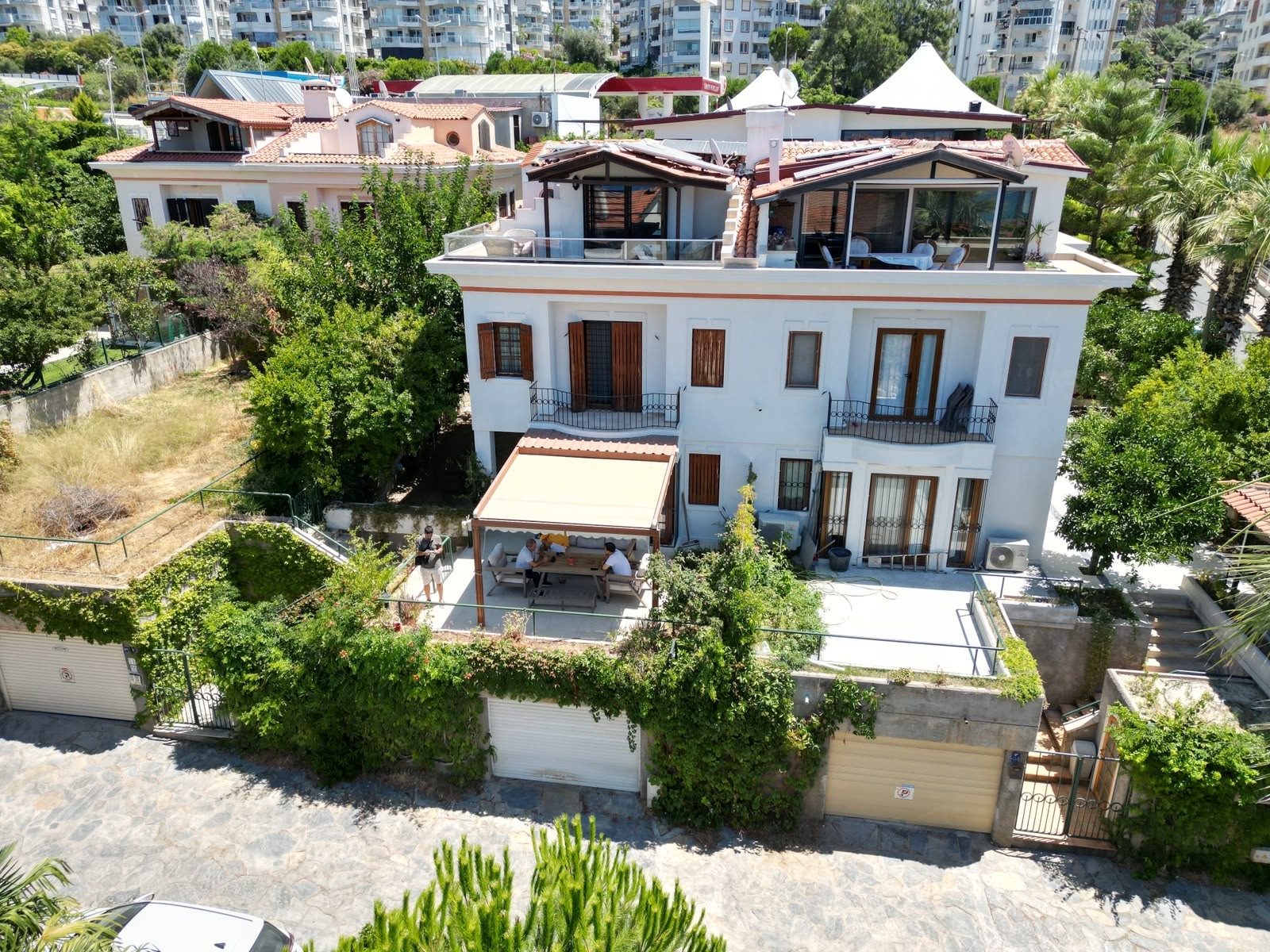 Fully Renovated Spacious Villa in Kuşadası Marina Area – Prime Location with Sea Views Suitable for Citizenship