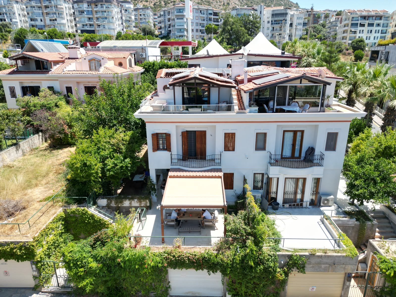 Fully Renovated Spacious Villa in Kuşadası Marina Area – Prime Location with Sea Views Suitable for Citizenship