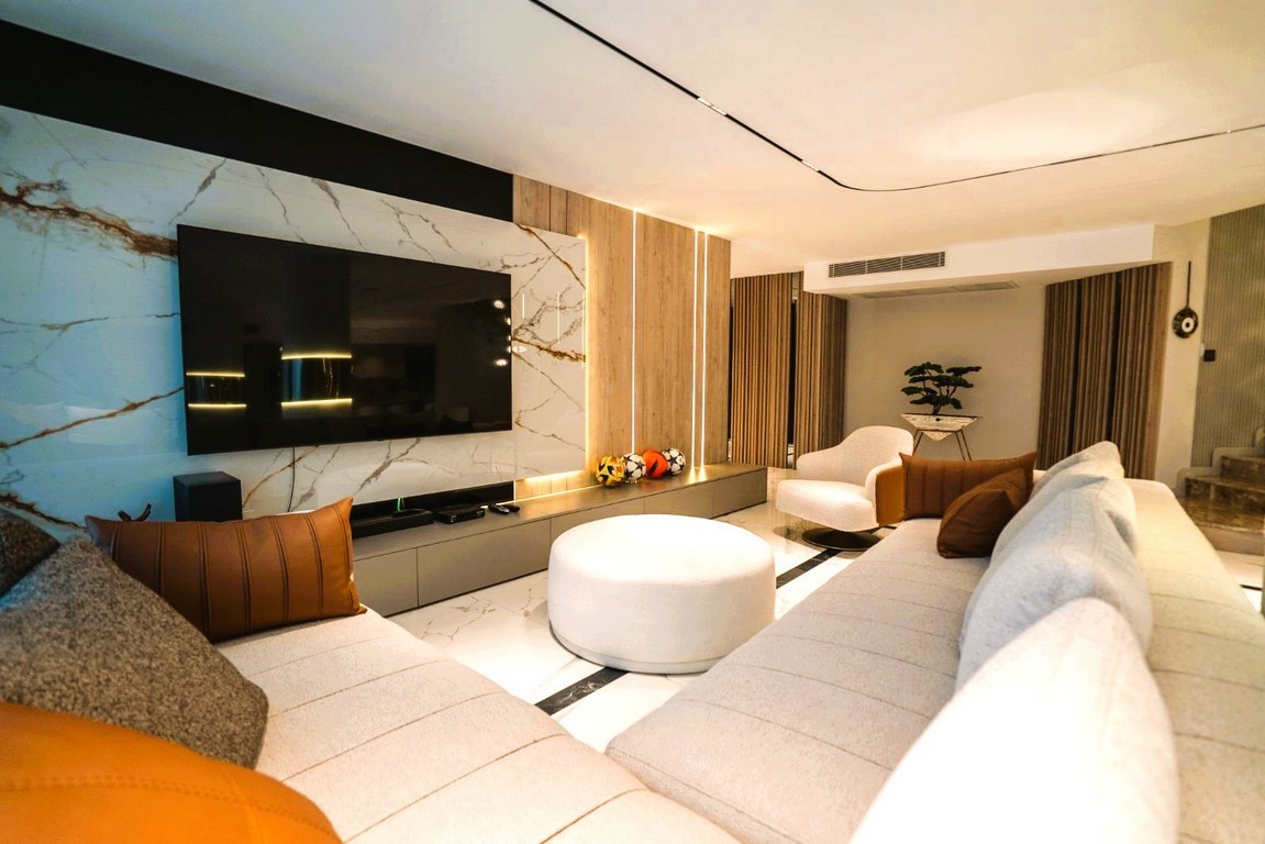 AN ARCHITECTURAL MASTERPIECE WITH BREATHTAKING MARINA VIEWS