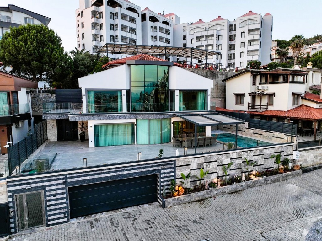 AN ARCHITECTURAL MASTERPIECE WITH BREATHTAKING MARINA VIEWS