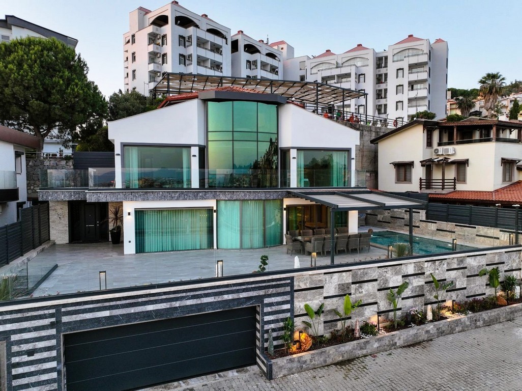 AN ARCHITECTURAL MASTERPIECE WITH BREATHTAKING MARINA VIEWS