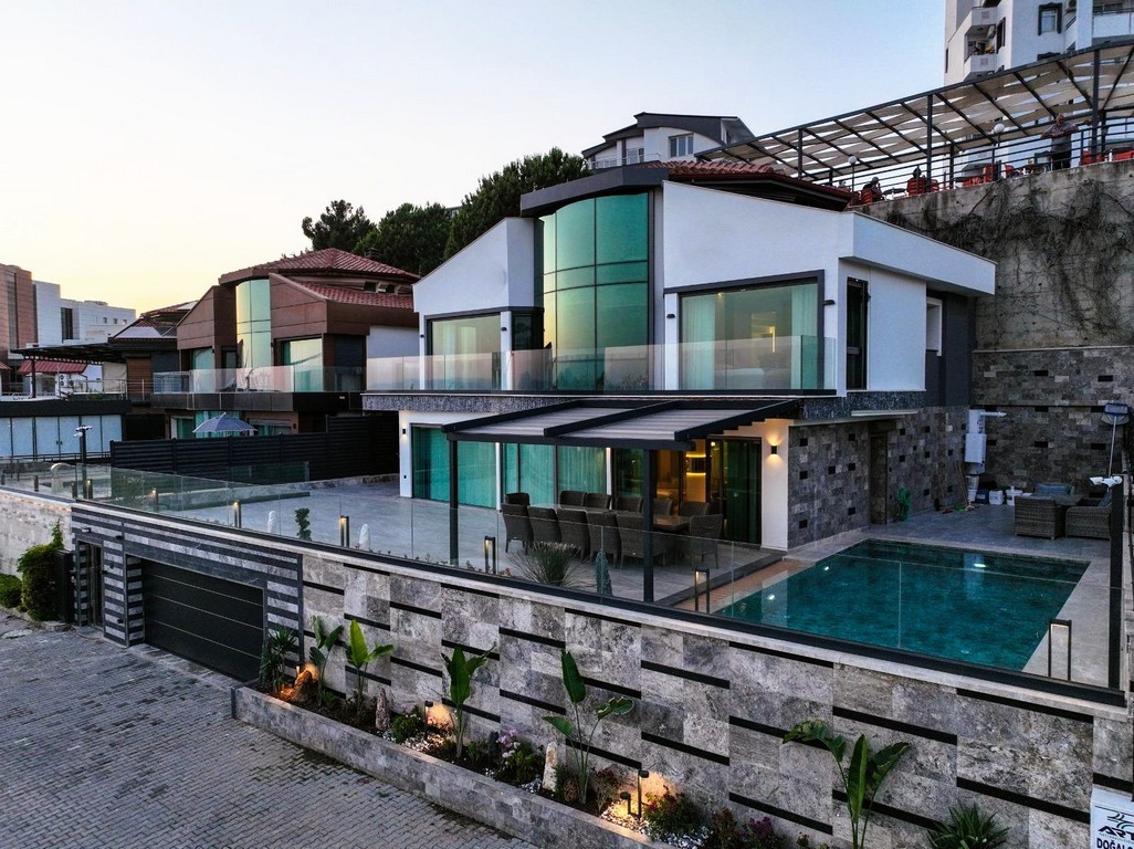 AN ARCHITECTURAL MASTERPIECE WITH BREATHTAKING MARINA VIEWS