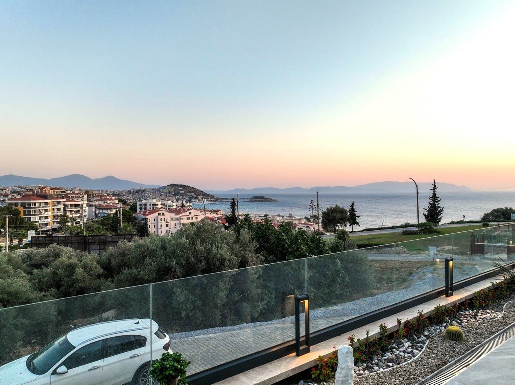 AN ARCHITECTURAL MASTERPIECE WITH BREATHTAKING MARINA VIEWS