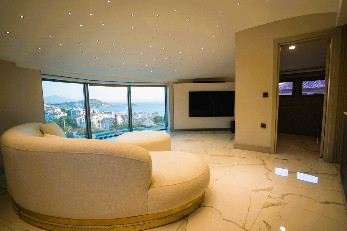 AN ARCHITECTURAL MASTERPIECE WITH BREATHTAKING MARINA VIEWS